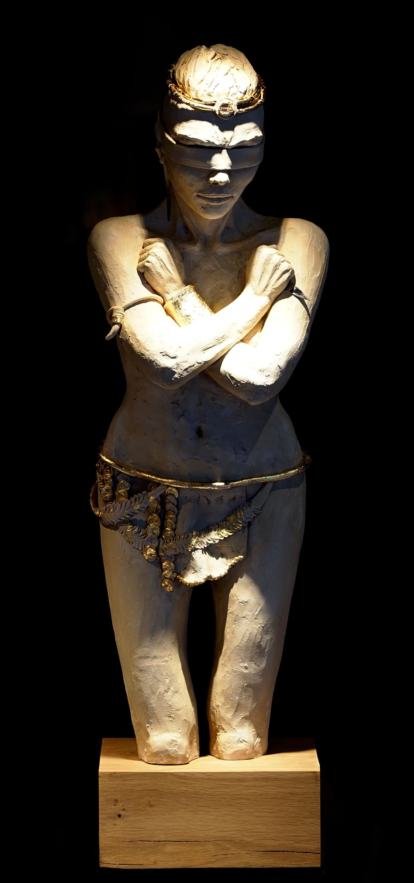 Sculpture de femme les yeux bandés et bras croisés